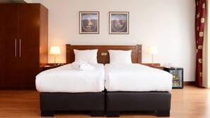 Frigobar, cofres nos quartos, escrivaninha, cortinas blackout