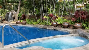 2 outdoor pools, pool loungers