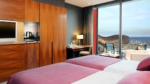 Hypo-allergenic bedding, minibar, in-room safe, desk