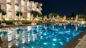 Piscine extérieure, parasols de plage, chaises longues