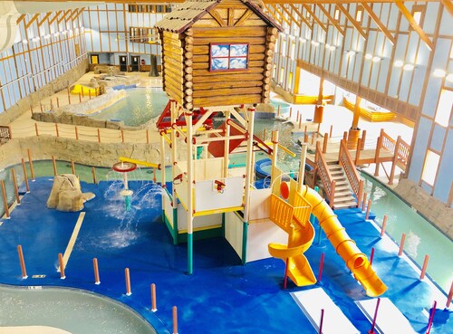 Hotels Near Grand Bear Falls Indoor Water Park In Ottawa From 75