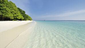Playa privada, arena blanca, tumbonas y toallas de playa