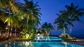 Una piscina al aire libre, sombrillas