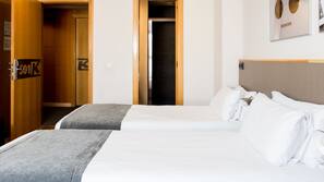 Een minibar, een kluis op de kamer, een bureau, verduisterende gordijnen