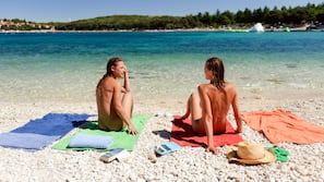 Am Strand, Liegestühle, Sonnenschirme, Rudern/Kanufahren