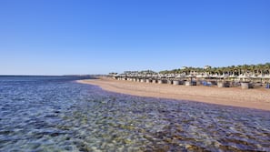 Sulla spiaggia, ombrelloni, teli da spiaggia, immersioni subacquee