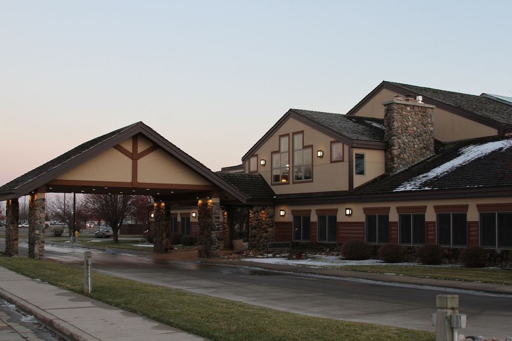 C'mon Inn Hotel & Suites, Grand Forks 125 Room Prices & Reviews