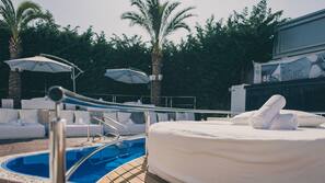 Piscine extérieure, tentes de plage, chaises longues