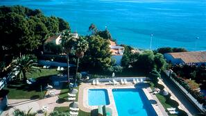 Una piscina al aire libre