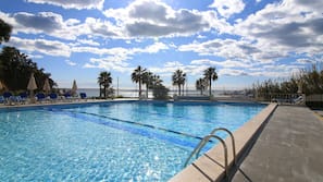 Una piscina cubierta, una piscina al aire libre