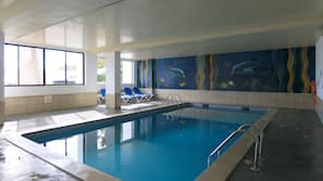 Una piscina cubierta, una piscina al aire libre
