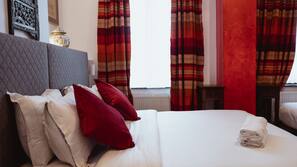 Pillowtop-Betten, individuell dekoriert, Schreibtisch