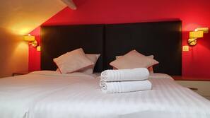 Pillowtop-Betten, individuell dekoriert, Schreibtisch