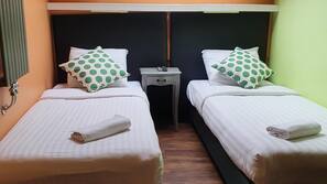Pillowtop-Betten, individuell dekoriert, Schreibtisch