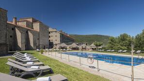Una piscina al aire libre de temporada