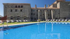 Una piscina al aire libre de temporada