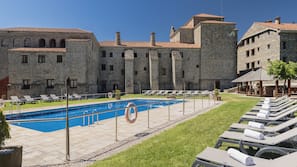 Una piscina al aire libre de temporada