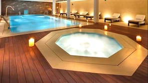 Una piscina cubierta, una piscina al aire libre, sombrillas, tumbonas