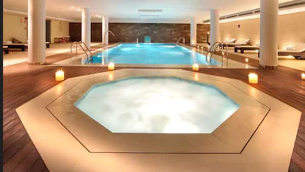 Bañera de hidromasaje en el interior