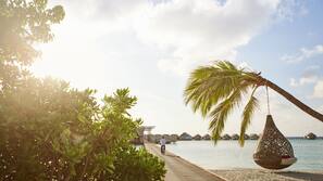 Sable blanc, serviettes de plage, massages sur la plage, ski nautique