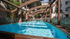 Piscina all'aperto, con ingresso dalle 9:30 alle 21:30, lettini