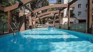 Piscina all'aperto, con ingresso dalle 9:30 alle 21:30, lettini