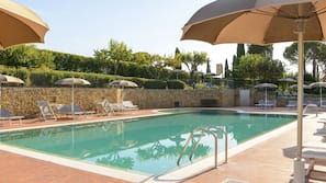 2 piscine all'aperto, ombrelloni da piscina, lettini