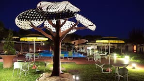 2 piscine all'aperto, ombrelloni da piscina, lettini