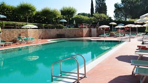2 piscine all'aperto, ombrelloni da piscina, lettini