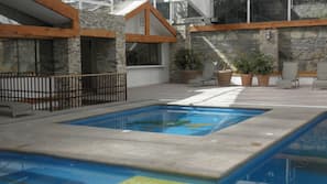 Una piscina cubierta