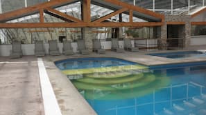 Una piscina cubierta