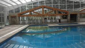 Una piscina cubierta