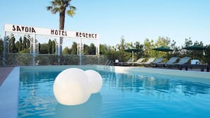 Piscine extérieure (ouverte en saison)