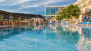 2 outdoor pools