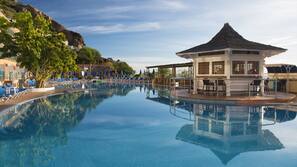 2 outdoor pools