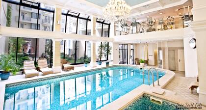 Queen's Court Hotel & Residence