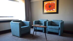Minibar, coffre-forts dans les chambres, bureau