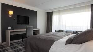 Minibar, coffre-forts dans les chambres, bureau