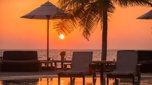 Outdoor pool, pool loungers