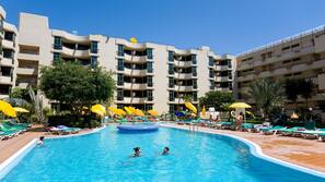 2 udendørs pools, parasoller, liggestole