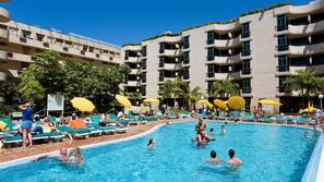 2 udendørs pools, parasoller, liggestole