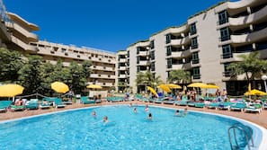 2 udendørs pools, parasoller, liggestole