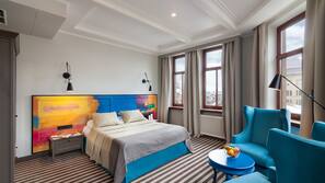 Minibar, desk, laptop workspace, free WiFi