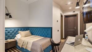Minibar, desk, laptop workspace, free WiFi