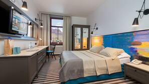 Minibar, desk, laptop workspace, free WiFi