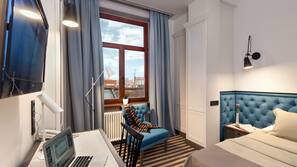 Minibar, desk, laptop workspace, free WiFi