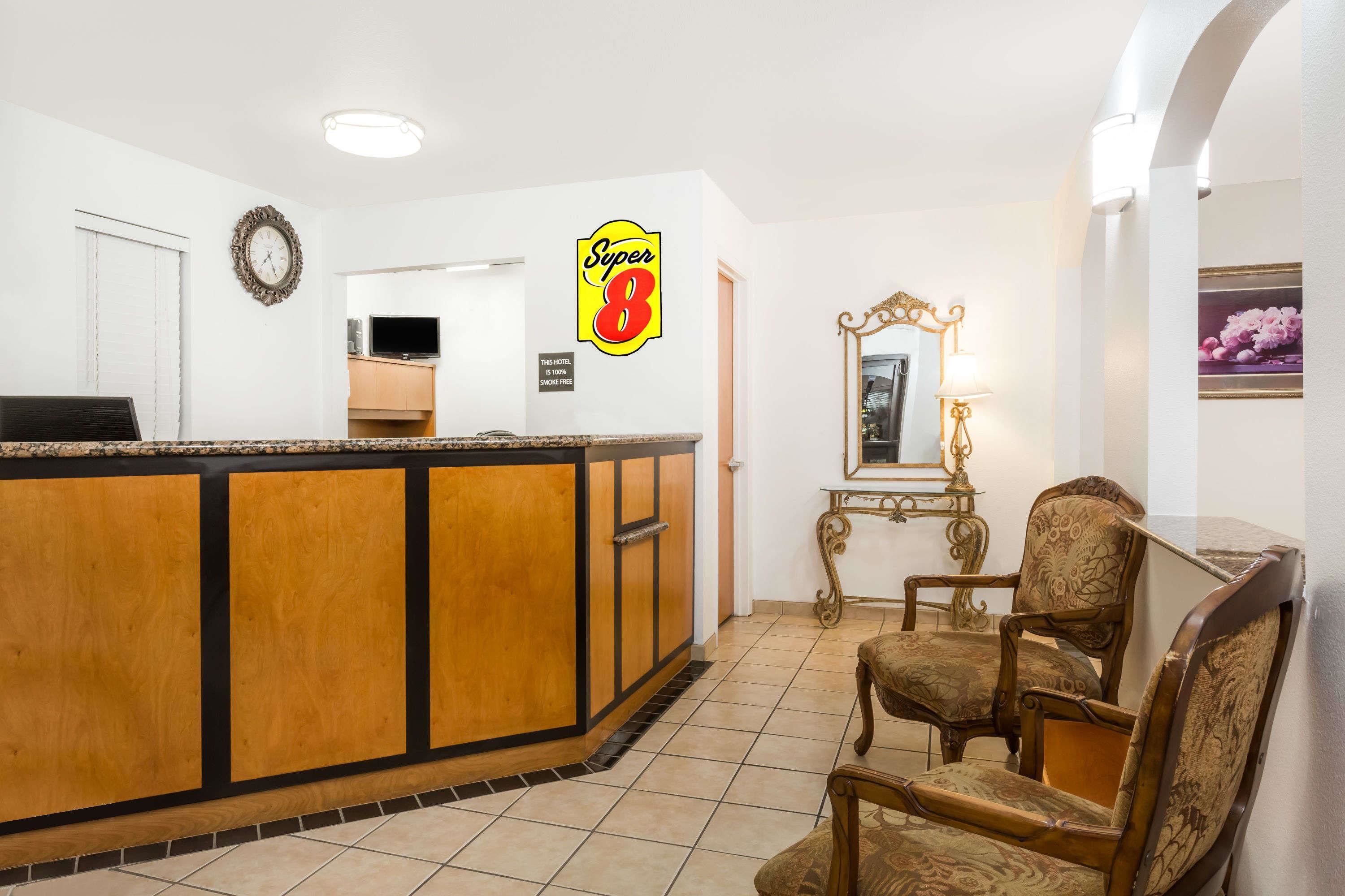 Super 8 by Wyndham Cloverdale in Cloverdale, United States