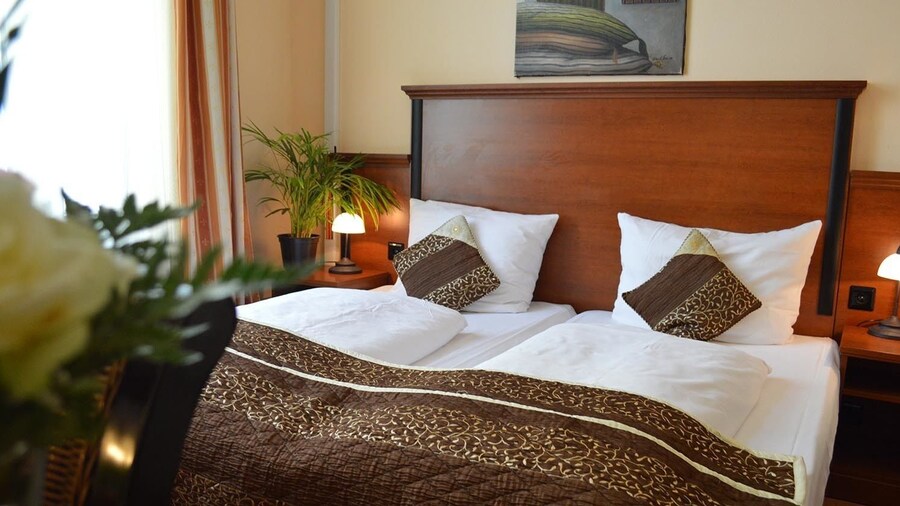 City Hotel West