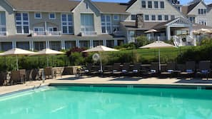 Outdoor pool, pool umbrellas, sun loungers