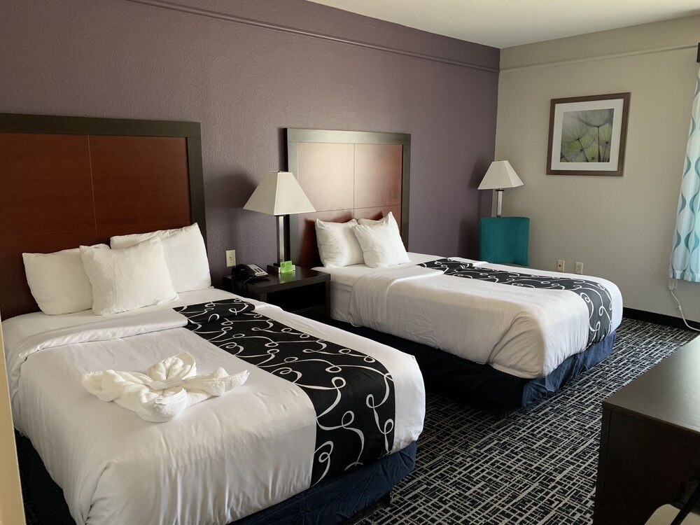 Room, La Quinta Inn & Suites by Wyndham Lubbock North